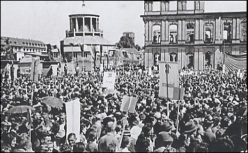 5. August 1950: Verk�ndung der Charta der deutschen Heimatvertriebenen vor dem Stuttgarter Schloss.