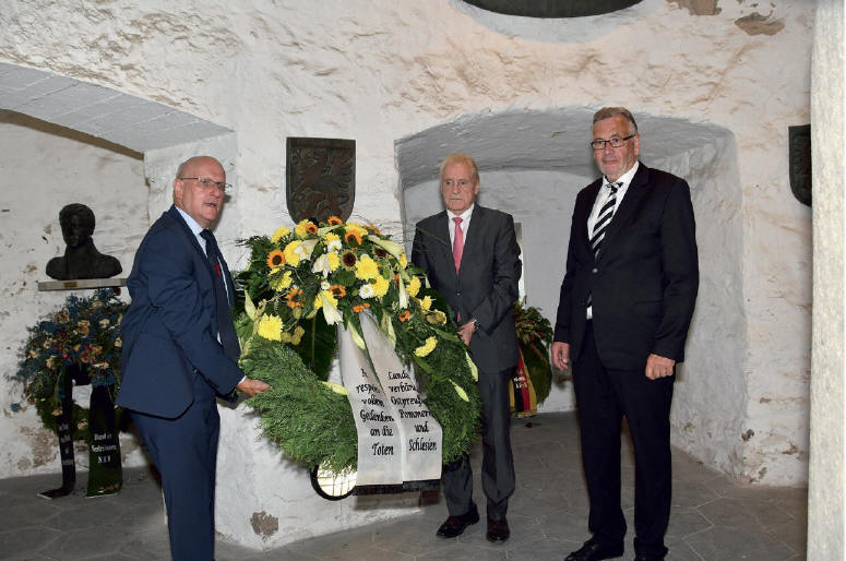 Die Vorsitzenden der drei Landsmannschaften bei der Totenehrung in der Gedenksttte. V.l.n.r.: Detlef Lindemann, Pommern; Rudi Pawelka, Schlesien und Wilhelm Kreuer, Ostpreuen.