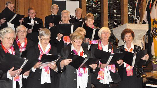 Fr die musikalische Gestaltung der Gedenkstunde sorgten unter anderem Opernsnger Gerhard Bannass, Organist Peter Brck und der Heimatchor Euskirchen. Foto: Sandra Kinkel