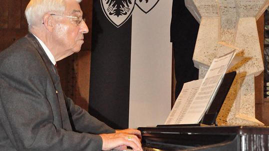 Fr die musikalische Gestaltung der Gedenkstunde sorgten unter anderem Opernsnger Gerhard Bannass, Organist Peter Brck und der Heimatchor Euskirchen.