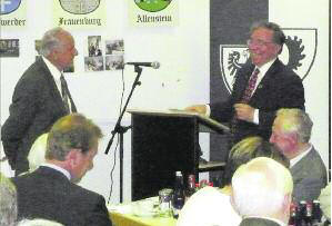 Jubilumsfeier in Siegen: Ehrenfried Mathiak berreichts an Anton Olbrich das Ehren- und Verdienstabzeichens der Landesgruppe NRW.