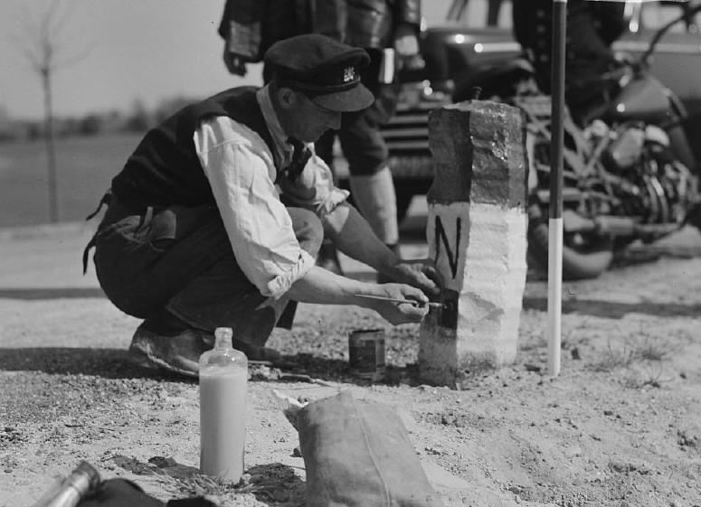 Am 23. April 1949 wurden die Drfer Elten und Selfkant den Niederlanden zugeschlagen  und die deutschen Grenzsteine bermalt.